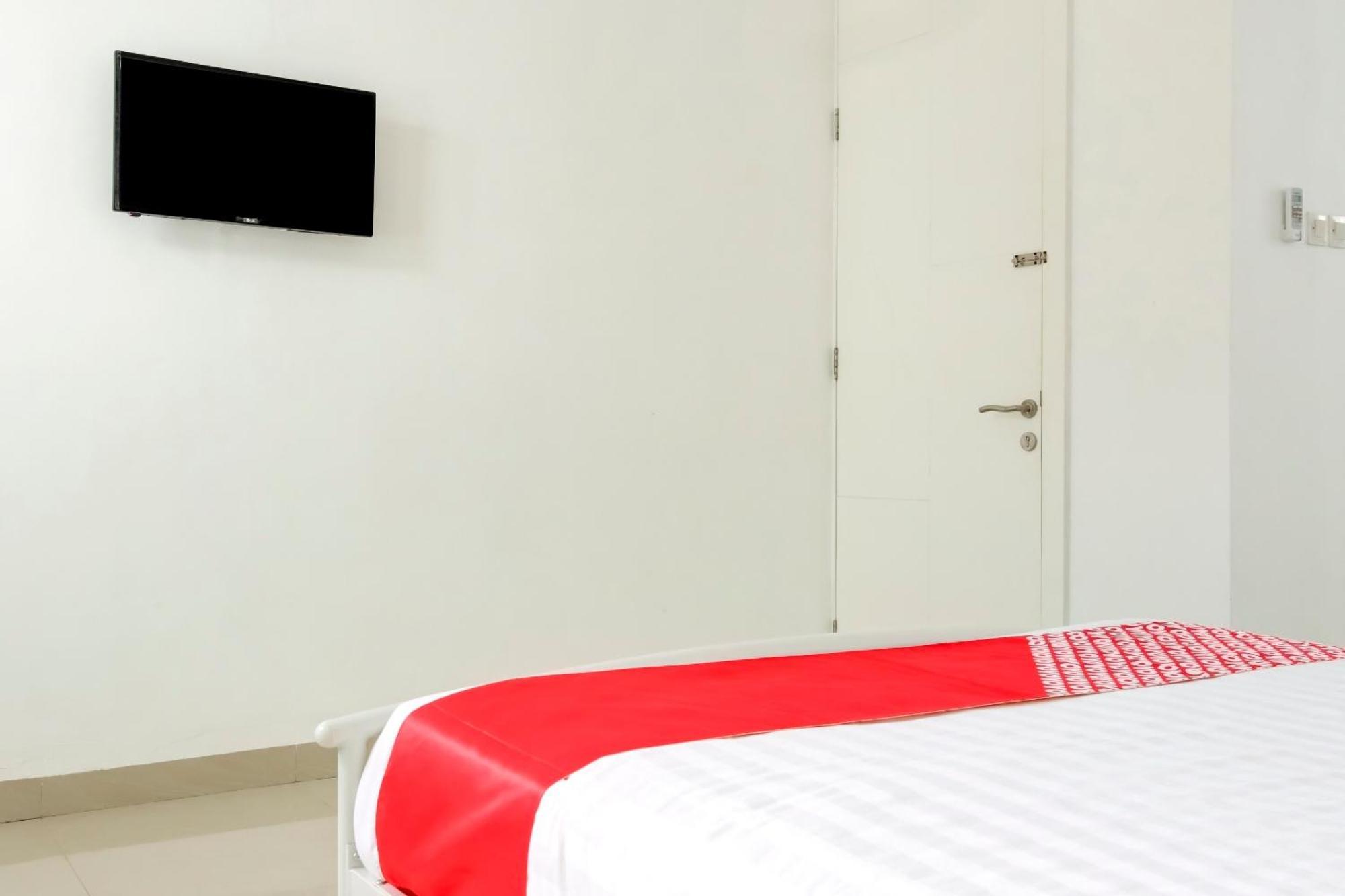 Hotel O Panakkukang Near Mall Panakkukang Formerly Golden White House Makasar Zewnętrze zdjęcie